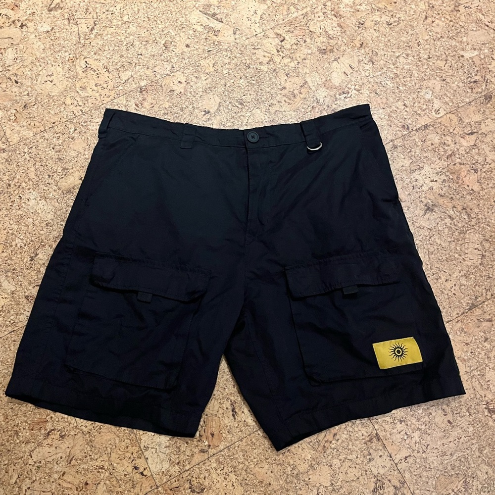 📌 Black Cargo Shorts